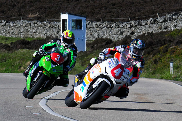 Hutchy (#4) auf seinem Weg zum TT-Sieg - (#3 Ian Lougher)