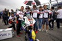 Paolo Simoncelli hielt seinem MotoE-Fahrer Mattia Casadei den Schirm