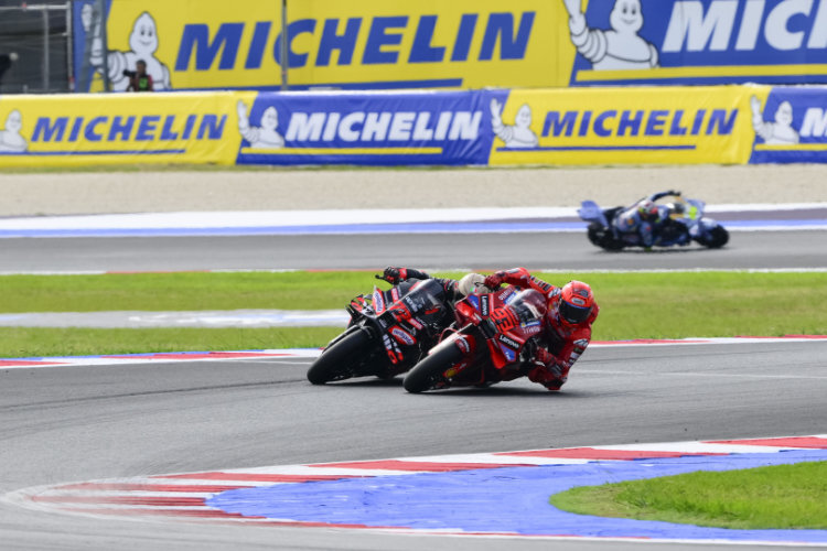Vorentscheidender Moment: Marc Marquez (re.) überholt Marco Bezzecchi