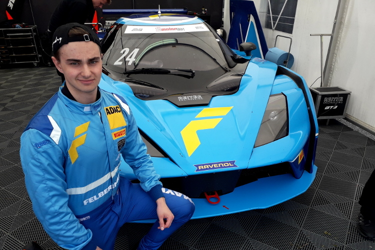 Eike Angermayr vor dem KTM X-Bow GT4