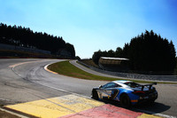 Der McLaren 570S GT4 in der Eau Rouge von Spa-Francorchamps