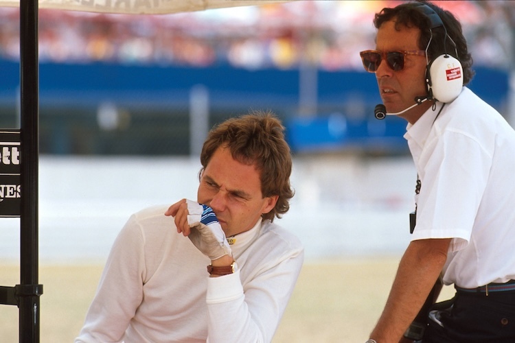 Gerhard Berger 1989 mit verbundenen Händen, rechts der damalige Ferrari-Teamchef Cesare Fiorio