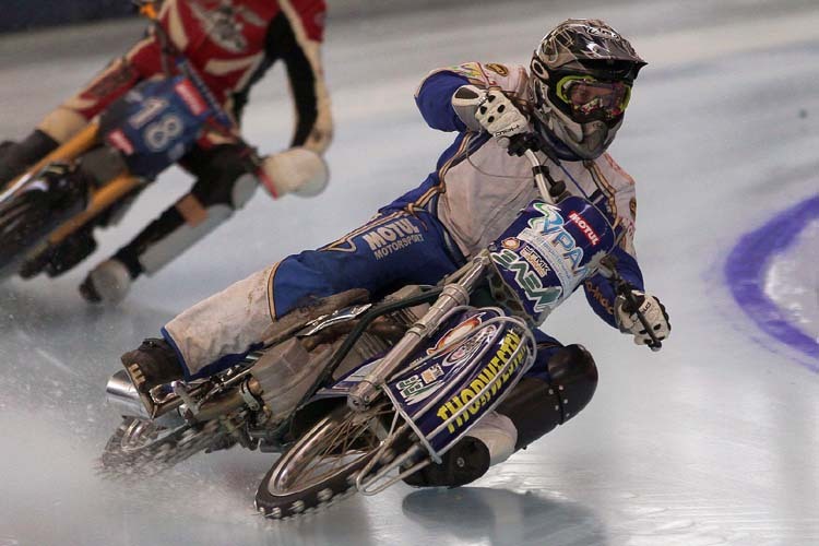 Luca Bauer trainierte in Inzell mit dem Motorrad von Nikolai Krasnikov