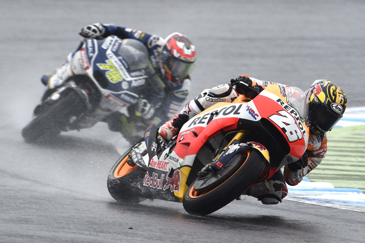 Dani Pedrosa (26) vor Loris Baz