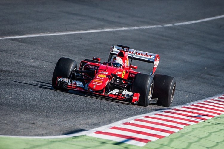 Sebastian Vettel bei der Testarbeit mit Pirelli