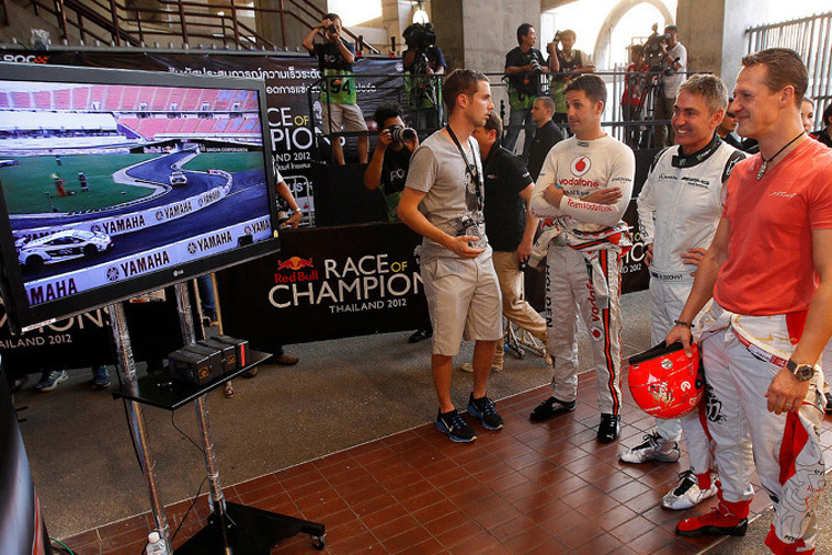 Mick Doohan (Zweiter von rechts) in Bangkok 2012 mit Michael Schumacher und Jamie Whincup