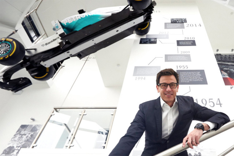 Toto Wolff im Rennwagenwerk von Brackley