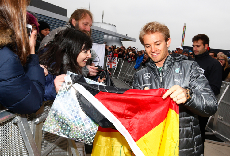 Nico Rosberg genoss es sichtlich, die heimischen Fans mit einem Autogramm zu beglücken