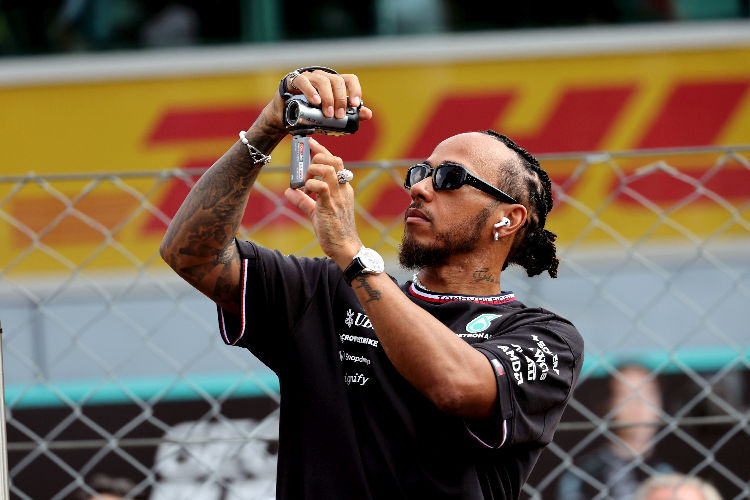 Lewis Hamilton filmte bei der Fahrerparade mit einem Camcorder