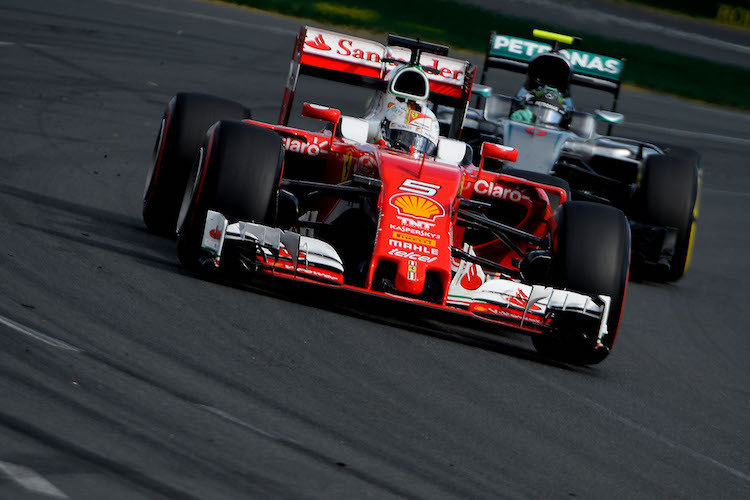 Sebastian Vettel in Melbourne vor Nico Rosberg