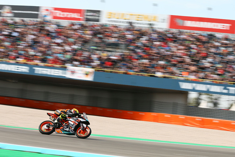 Max Kappler auf der KTM vor vollen Rängen auf dem TT Circuit in Assen