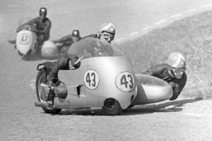 Florian Camathias mit Roland Föll auf dem Sachsenring 1960)