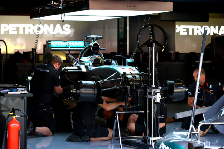 Arbeit am Mercedes von Weltmeister Lewis Hamilton