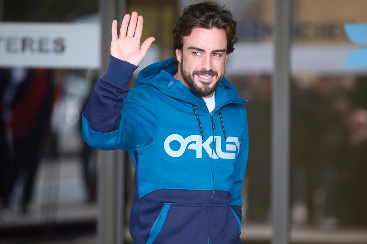 Fernando Alonso beim Verlassen des Krankenhauses