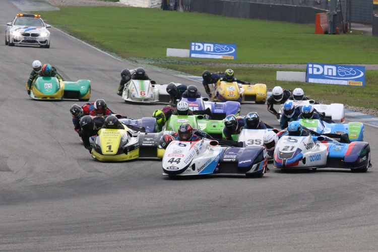 Start zum Rennen 2 der Sidecars mit Schlosser/Fries (1) und Päivärinta/de Haas (44)