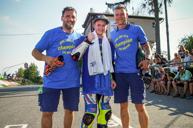 Crewchef Rico Penzkofer, IRRC-Champion Danny Webb und Stefan Kühn (v.l.)