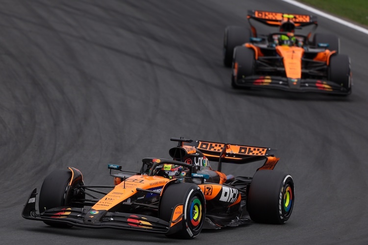 Da war die Welt für Lando Norris noch in Ordnung: Lange war der Brite in Zandvoort hinter seinem Teamkollegen Oscar Piastri als Zweiter unterwegs