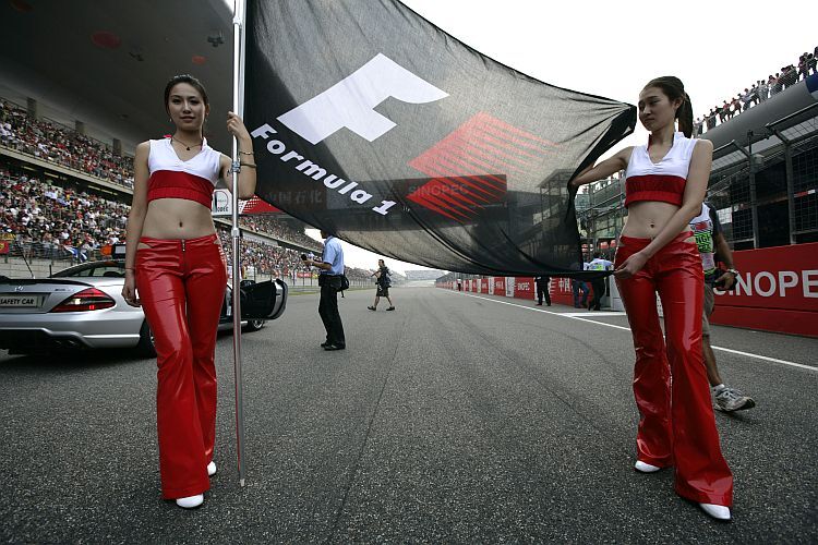 Frauen mit F1 Flagge