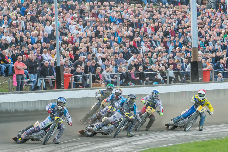 Bei der Langbahn-Team-WM wie hier in Vechta wird mit sechs Piloten pro Lauf gefahren