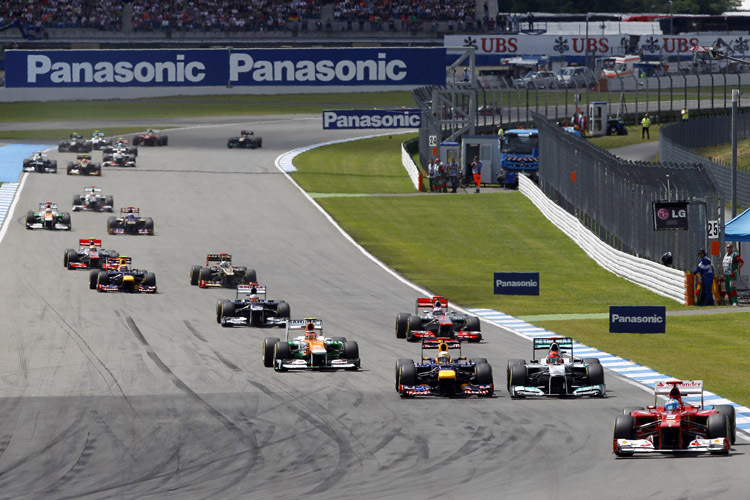 1. Runde Spitzkehre, Alonso vorn, Vettel wehrt sich gegen Schumac