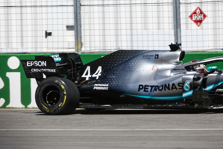 Lewis Hamilton bringt den kaputten Mercedes zurück an die Box