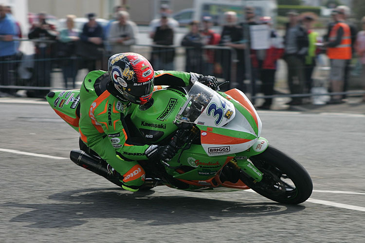 Alastair Seeley auf der Gearlink Kawasaki auf dem Weg zum 16. Triumph beim NW 200