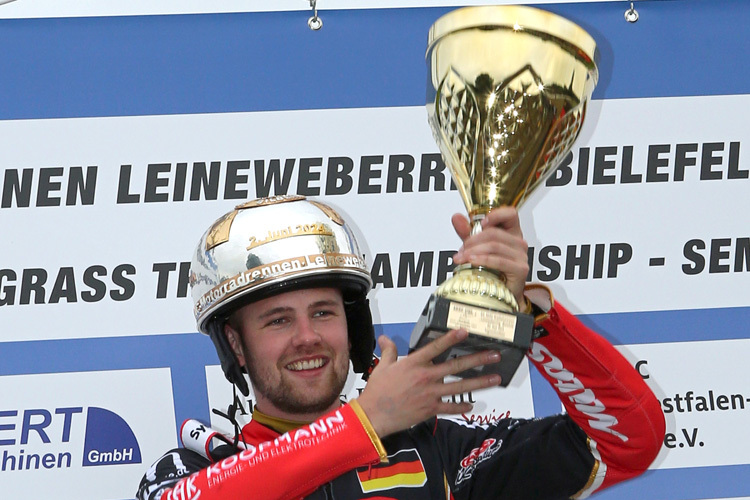 Lukas Fienhage mit dem Silberhelm des ADAC und dem Siegerpokal in Bielefeld