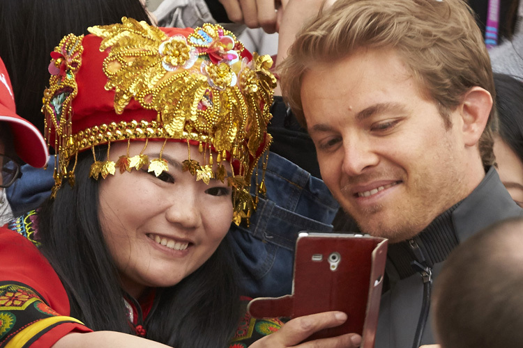 Nico Rosberg macht einen Fan glücklich