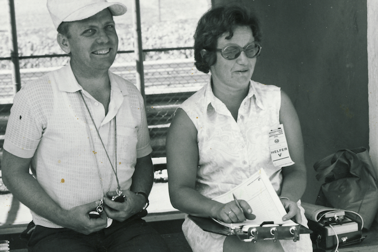 Mit Rowenta-Trockenhaube immer hübsch frisiert: Kaimann-Chefin Johanna „Hannerl“ Bergmann mit Ehemann Kurt 1968 am Nürburgring