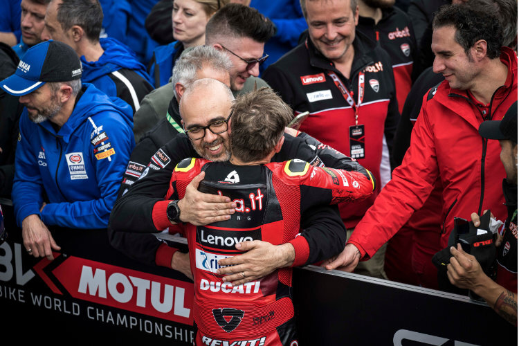 Herbst 2023: Stefano Cecconi umarmt Alvaro Bautista nach dem zweiten Titelgewinn