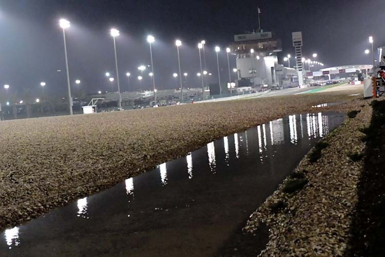 Losail Circuit: Neben der Strecke sammelte sich das Wasser zentimetertief