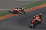 Marc Márquez vor seinem stürzenden Teamkollegen Dani Pedrosa