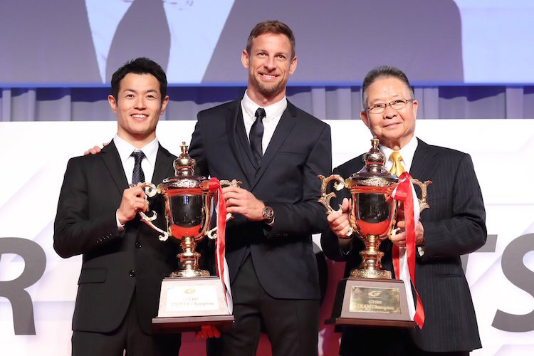 Jenson Button (Mitte) mit Naoki Yamamoto und Teamchef Kunimitsu