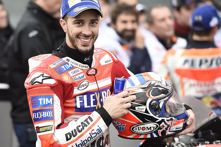 Andrea Dovizioso mit dem schwarzen Pferd auf seinem Helm