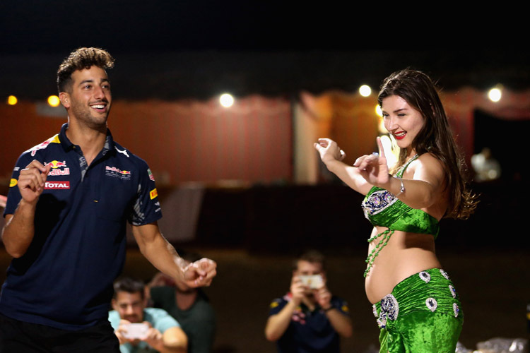 Dieser Junge weiss, wie man die Massen unterhält: Am Abend wagte Ricciardo auch ein Tänzchen