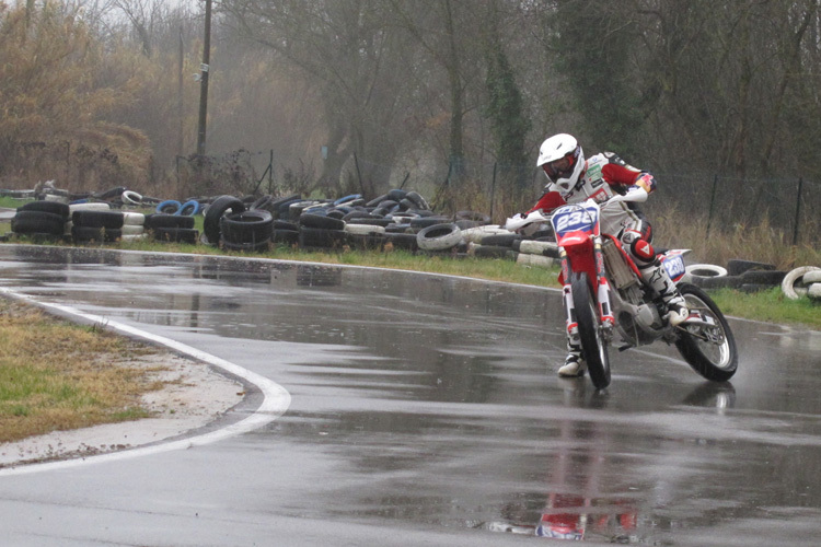 Drift auf der nassen Kart-Piste: Stefan Bradl auf der Honda CRF 250R