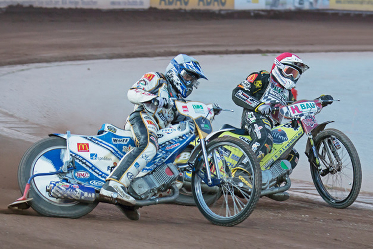 Max Dilger (White Tigers) gegen Martin Smolinski (Landshut Devils)