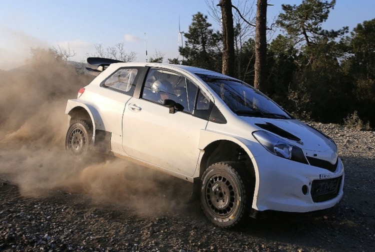 Der neue Toyota Yaris WRC auf Schotter