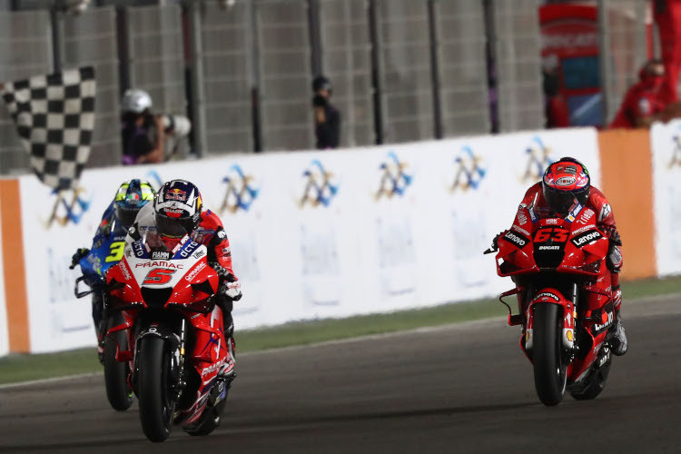 Johann Zarco setzte sich im Finish gegen Mir (links) und Bagnaia (rechts) durch