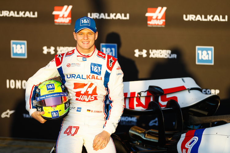 Mick Schumacher darf nach der Mittagspause im Haas VF-22 Gas geben