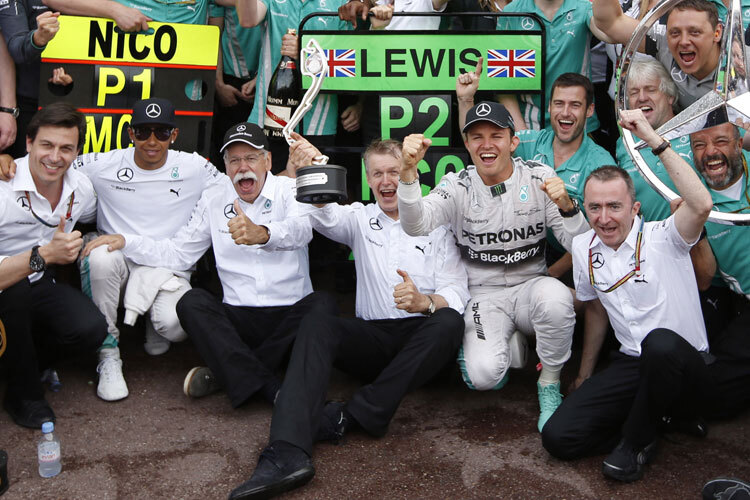 Gruppenbild mit Sieger. Für Lewis Hamilton ein Pflichttermin