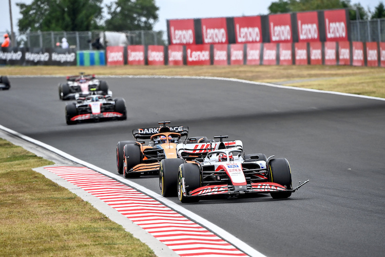 Kevin Magnussen mit schräg stehender Frontflügel-Endplatte am Haas-Rennwagen