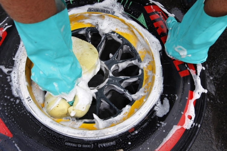 Ein Pirelli Reifen wird gewaschen