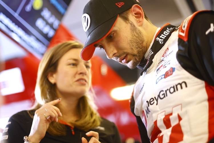 Esteban Ocon beim Test nach der Saison 2024 mit Laura Müller. Die Deutsche wird 2025 seine Renningenieurin