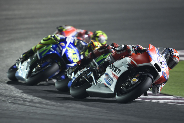 Der Katar-GP 2015: Andrea Dovizioso (04) vor Rossi und Iannone