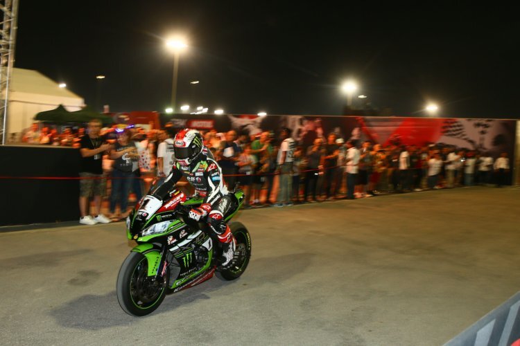 Jonathan Rea kommt als Doppelsieger ins Parc Ferme