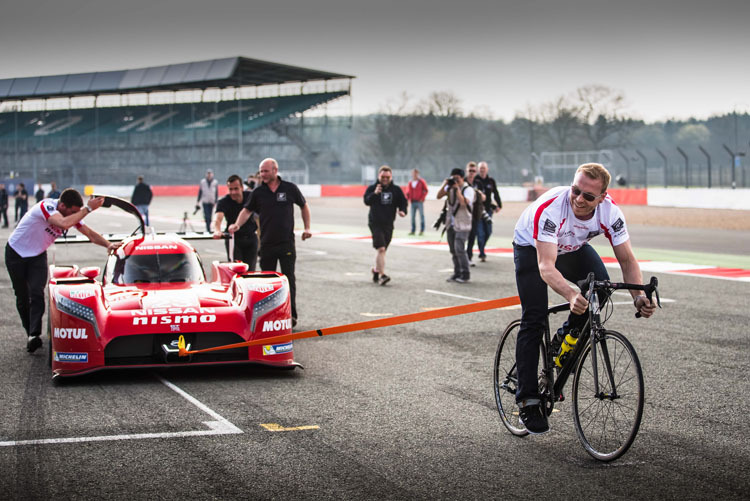 Nissan beim High-Speed-Test mit Rad-Olympiasieger Chris Hoy in Silverstone.