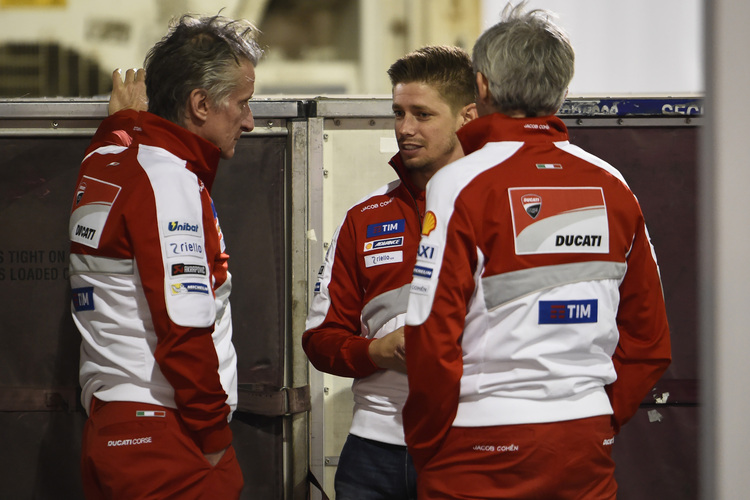 Casey Stoner mit Ducati-Sportdirektor Paolo Ciabatti und General Manager Gigi Dall'Igna
