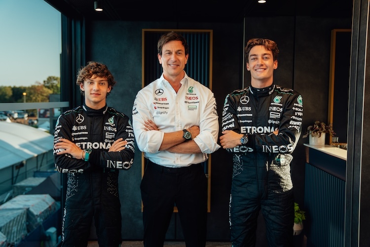 Mercedes-Teamchef Toto Wolff mit seinen 2025er-Stammpiloten Kimi Antonelli und George Russell