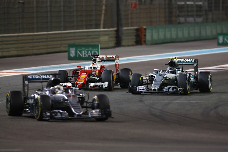 Lewis Hamilton führt, dahinter muss sich Nico Rosberg gegen Sebastian Vettel wehren
